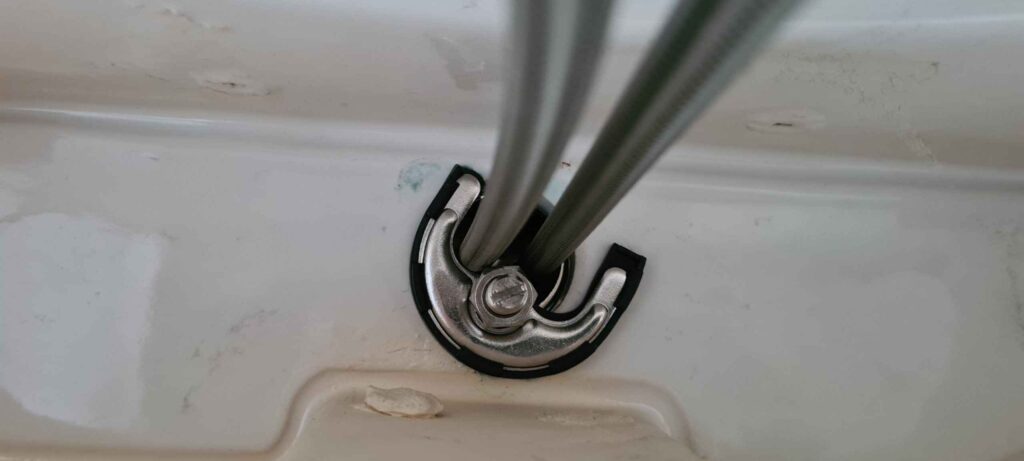 Single bolt tap fixing with horseshoe bracket